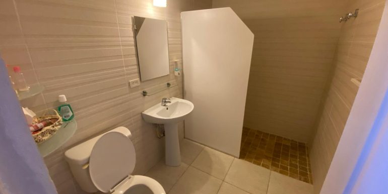 Rooi Bosal apartment bathroom